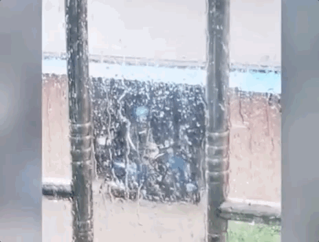 外卖小哥遇冰雹躲楼下，楼上居民看见后狂按车