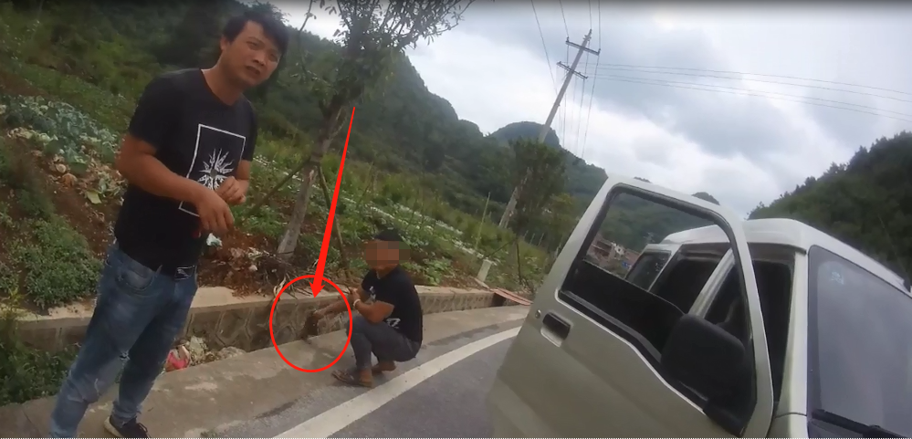 没系安全带，开着改装车，贵州一驾驶证被吊销