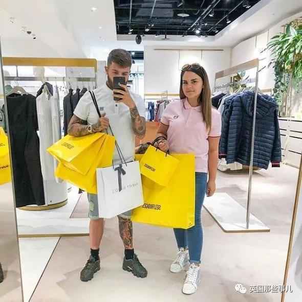 高调炫富后遭遇入室抢劫，劫匪：这货根本没那