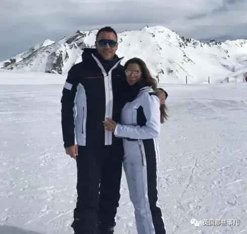 高调炫富后遭遇入室抢劫，劫匪：这货根本没那