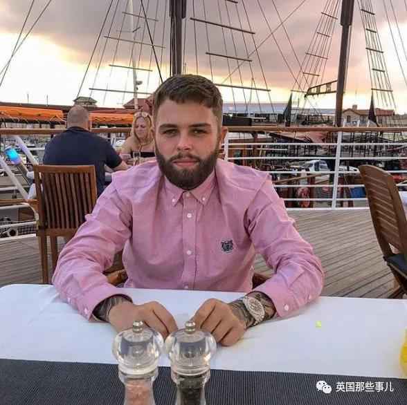 高调炫富后遭遇入室抢劫，劫匪：这货根本没那