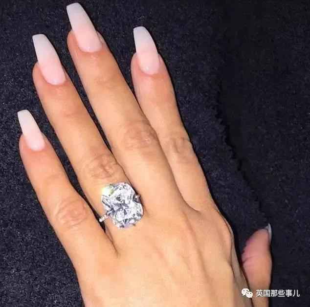 高调炫富后遭遇入室抢劫，劫匪：这货根本没那