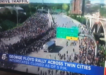 美国明尼苏达州一油罐车冲向示威人群，司机已