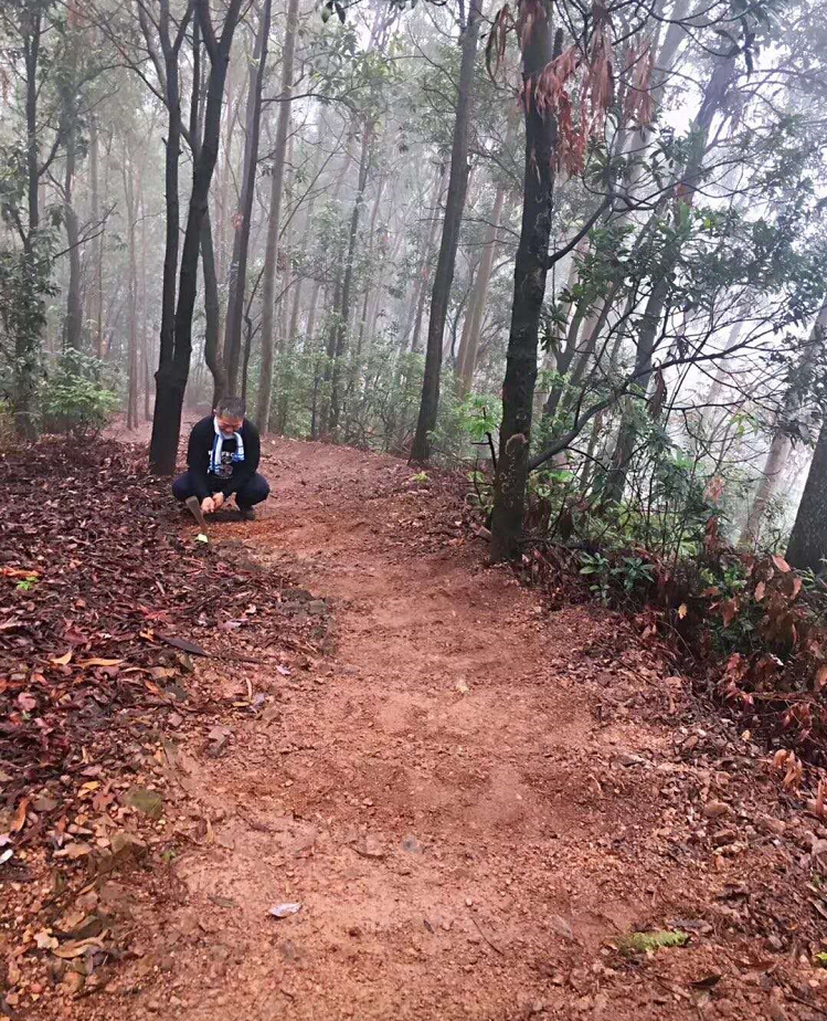 广东退休老人义务修山路三年，冬天打手电筒上