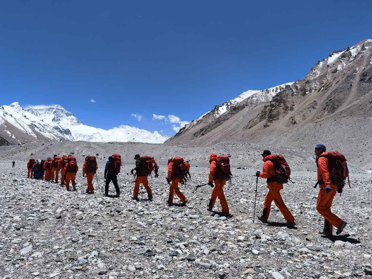 队员出发。 中国登山协会供图 赵佳明摄