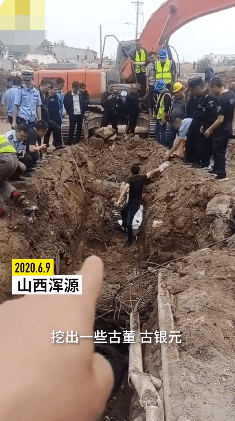 山西浑源一工地挖出400斤宋代钱币，市民争相挖