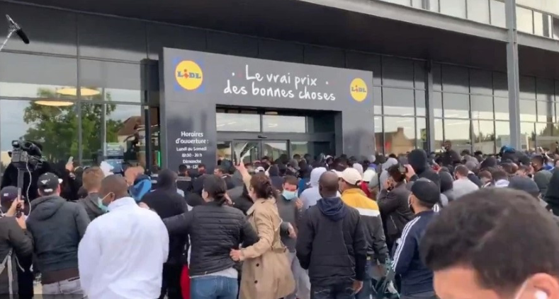 【法国一超市 PS4 仅卖 757 元遭哄抢，警察用催泪