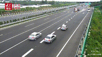 生死十秒！“命大”司机高速酣睡遭遇溜车……