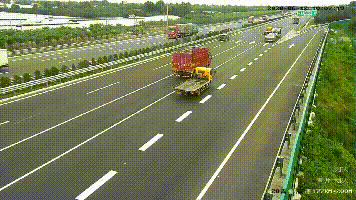 生死十秒！“命大”司机高速酣睡遭遇溜车……