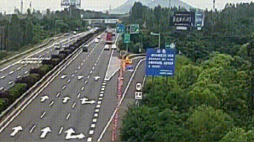 生死十秒！“命大”司机高速酣睡遭遇溜车……