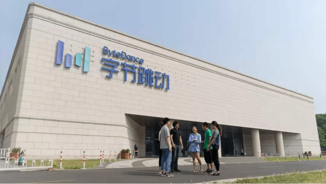 在腾讯总部附近拿地，成立“电商”一级部门，