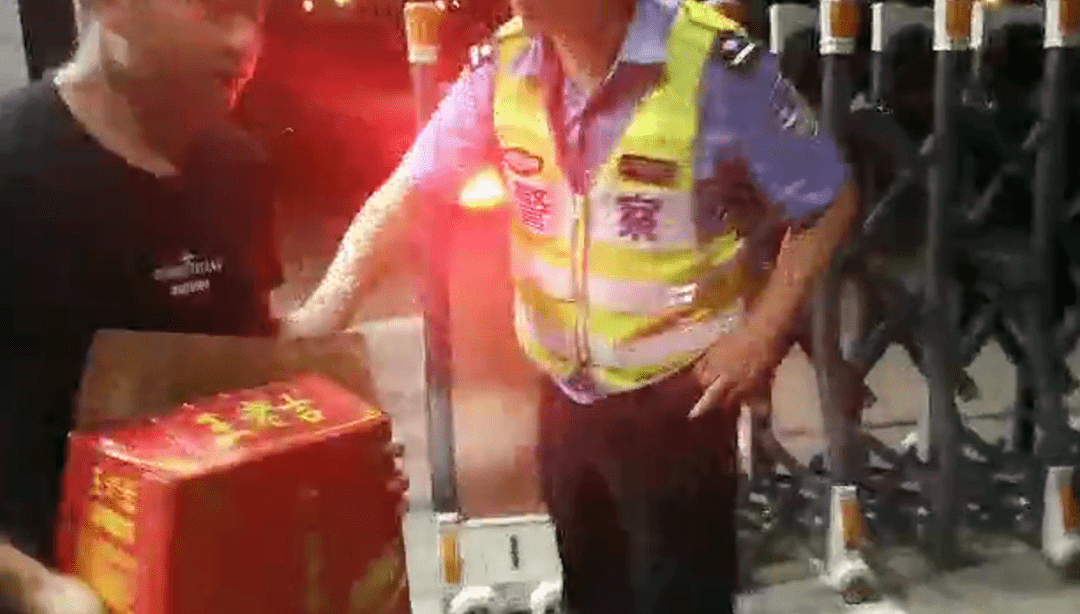 揪心！1岁女童吃奶片被卡，株洲高速交警火速送