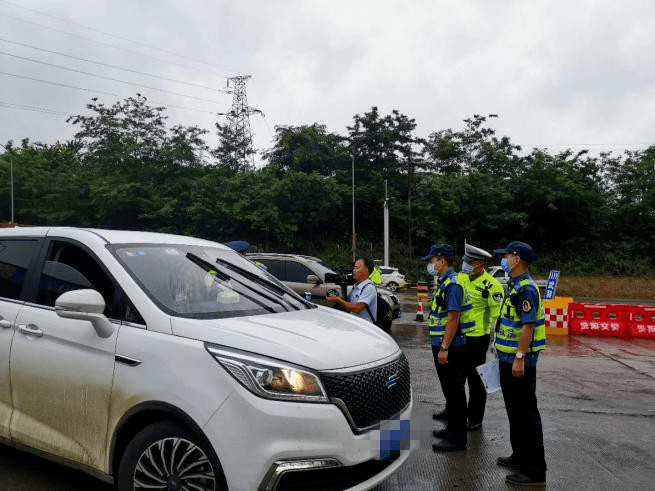 贵州一“黑车”驾驶员同时和6名乘客认亲戚！一