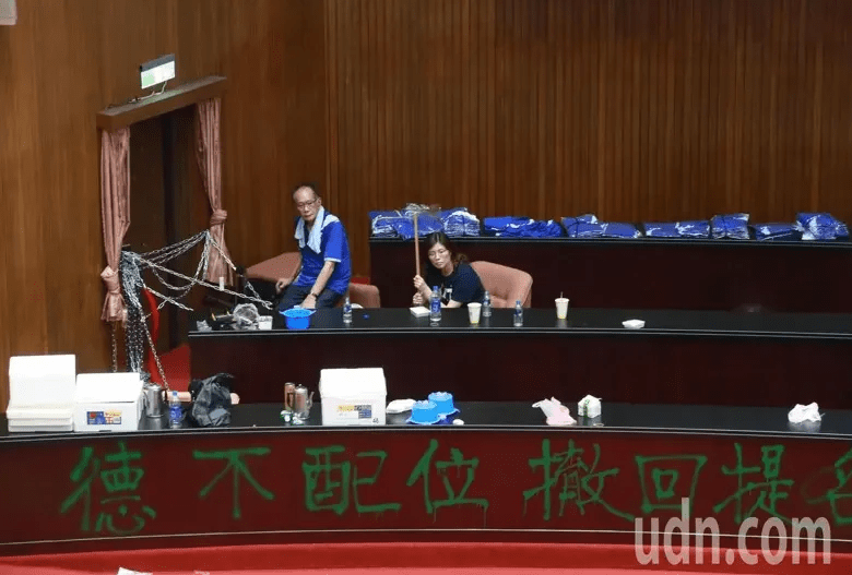 国民党宣称要占领“立法院”3天3夜，19小时后被