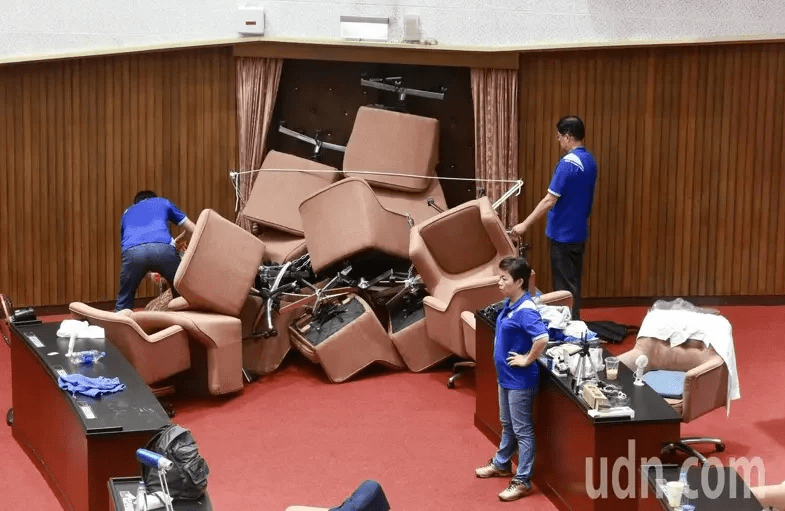 国民党宣称要占领“立法院”3天3夜，19小时后被