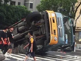 突发！今晨杭州两处路面出现塌陷，垃圾车直接