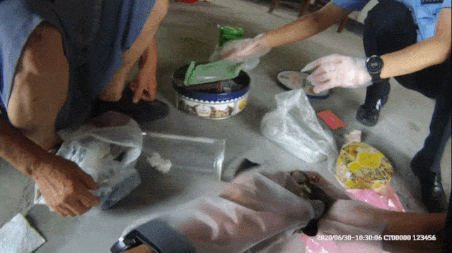 绍兴一老太太家！袜子、饮料瓶、罐头里…翻出