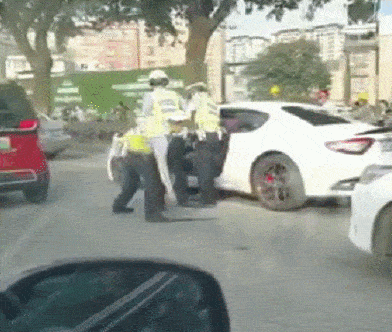 视频疯传！广西这辆玛莎拉蒂火了，冲卡后被交