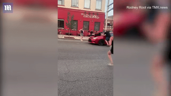 惊险！美国一司机撞上两名抗议者后，直接拖着