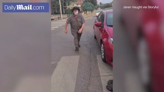 惊险！美国一司机撞上两名抗议者后，直接拖着