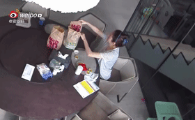 安以轩怀二胎出意外，被外卖热饮烫伤大腿，还