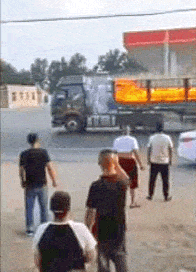 为避开人群，他开着起火的大货车一路狂奔到荒