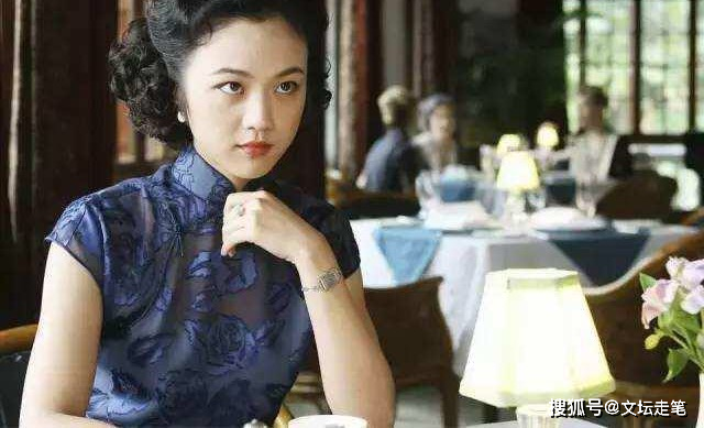 她是军统女特工，却冒死救下地下党员，11年后她