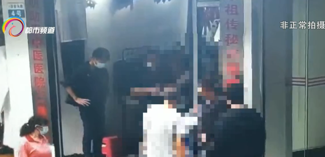 “阿姨？你领了吗？”传单只发给老年人，究竟