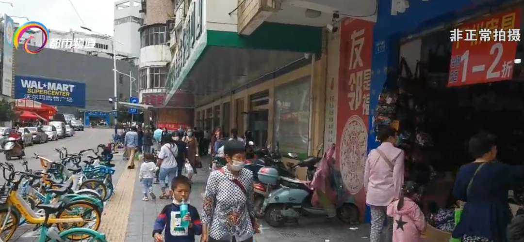 “阿姨？你领了吗？”传单只发给老年人，究竟