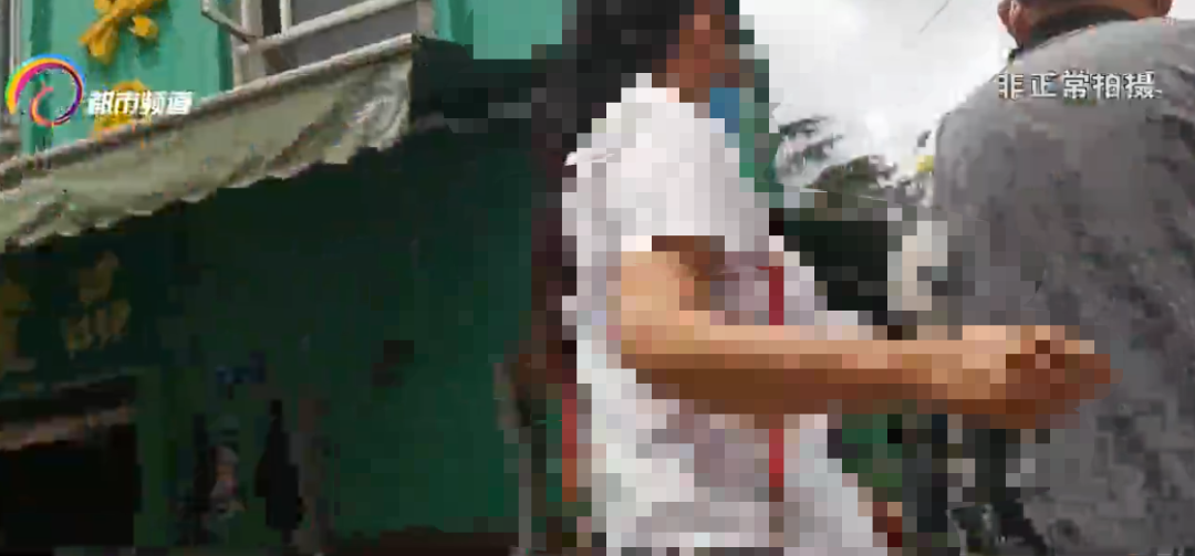 “阿姨？你领了吗？”传单只发给老年人，究竟