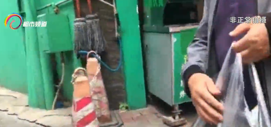 “阿姨？你领了吗？”传单只发给老年人，究竟