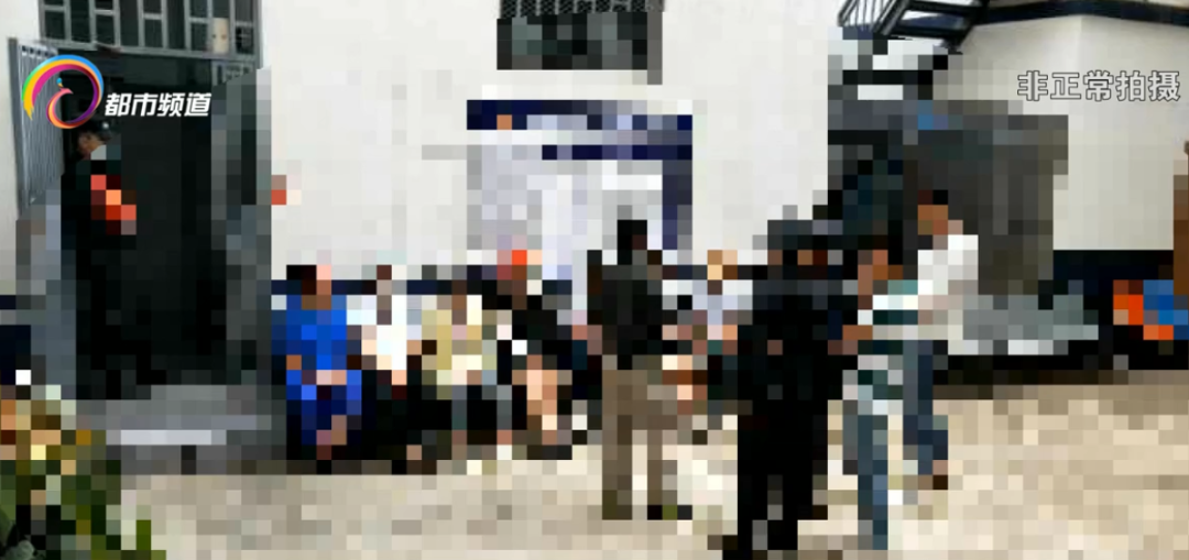 “阿姨？你领了吗？”传单只发给老年人，究竟