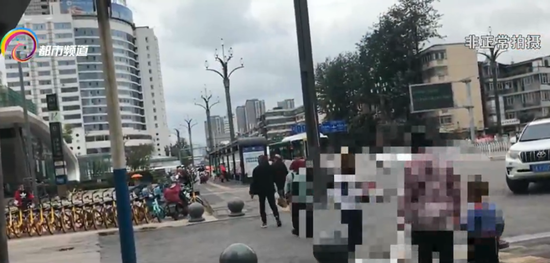 “阿姨？你领了吗？”传单只发给老年人，究竟