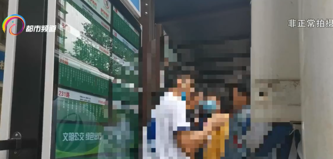 “阿姨？你领了吗？”传单只发给老年人，究竟