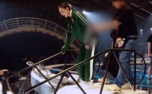 继万茜、郑希怡受伤后，黄圣依又被道具砸到头