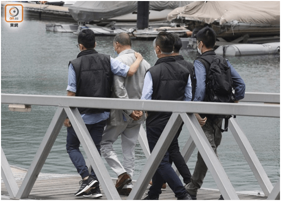 现场曝光！黎智英被押往搜证，双手带手铐、多