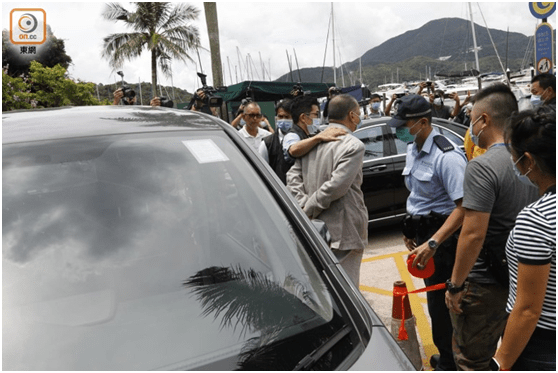 现场曝光！黎智英被押往搜证，双手带手铐、多