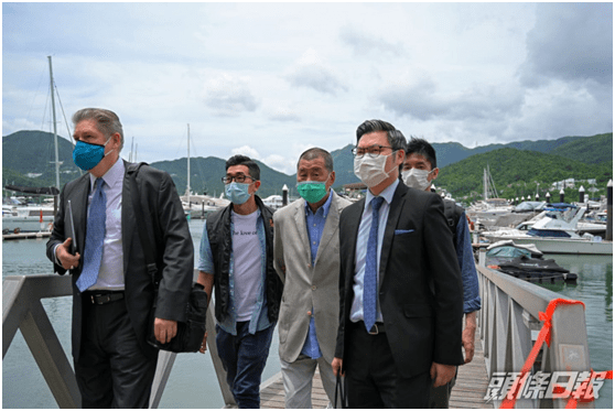 现场曝光！黎智英被押往搜证，双手带手铐、多