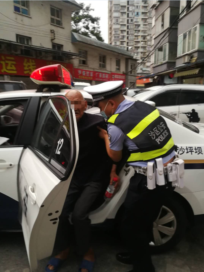 八旬老人外出寻找六旬儿子迷路，民警暖心护送