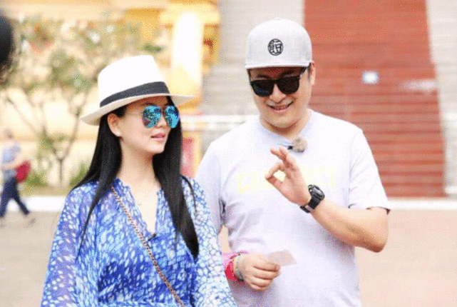 “上有老下有小”知名导演与神秘女子搂搂抱抱