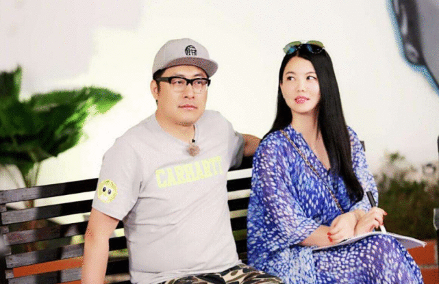 “上有老下有小”知名导演与神秘女子搂搂抱抱