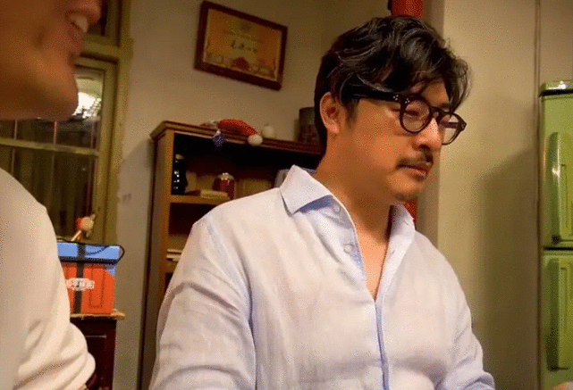 “上有老下有小”知名导演与神秘女子搂搂抱抱