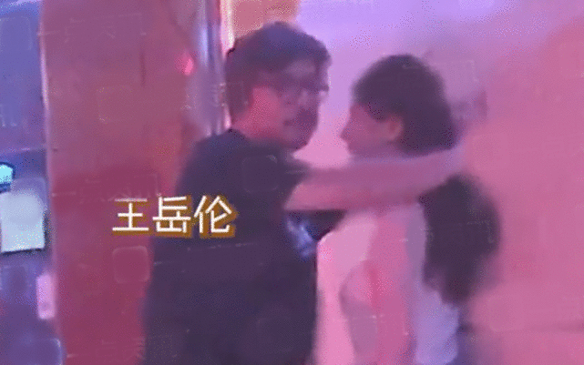 “上有老下有小”知名导演与神秘女子搂搂抱抱