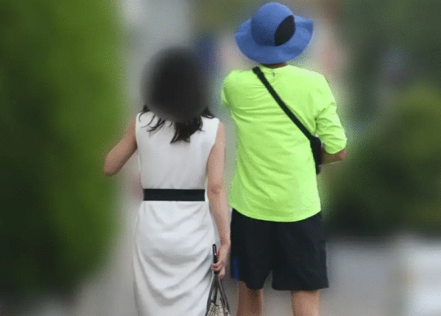 “上有老下有小”知名导演与神秘女子搂搂抱抱