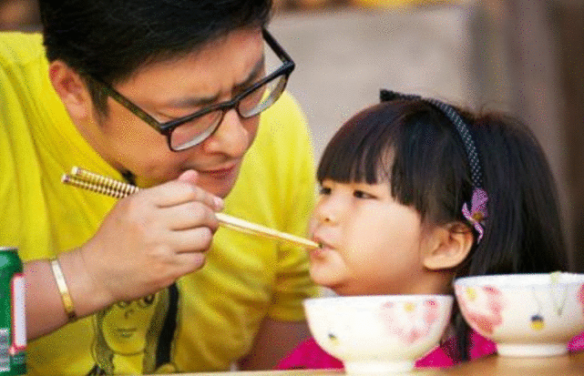 “上有老下有小”知名导演与神秘女子搂搂抱抱