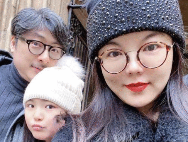 “上有老下有小”知名导演与神秘女子搂搂抱抱