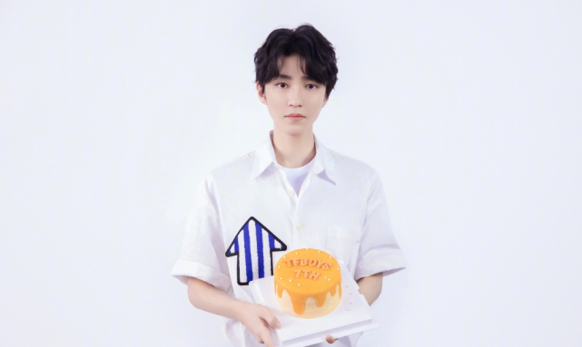 王俊凯设计师否认抄袭后，原创者怒怼粉丝袒护