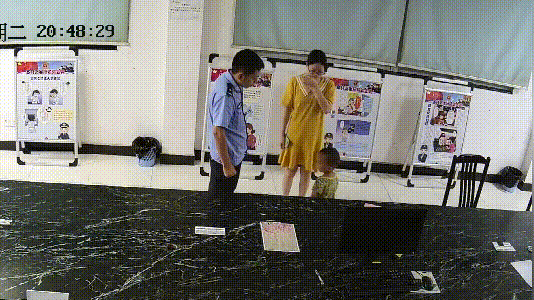 男子当着警察的面，打了儿子两巴掌后跪在地上