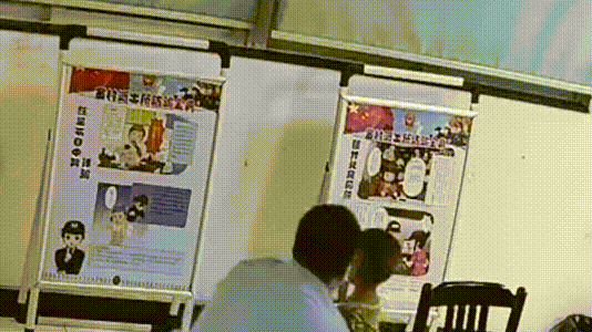 男子当着警察的面，打了儿子两巴掌后跪在地上