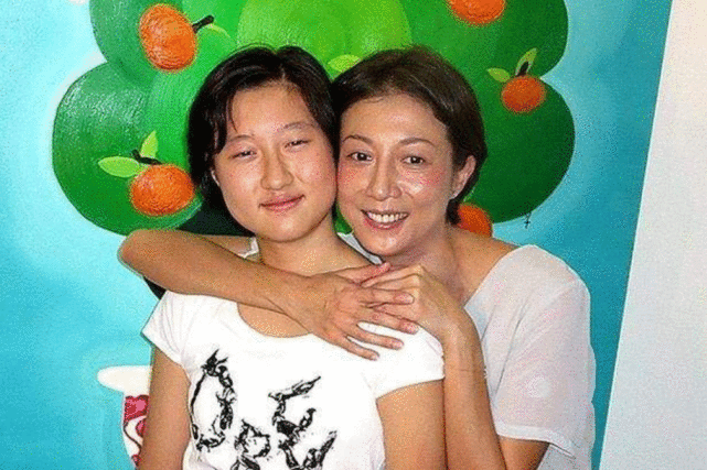 亲妈卖惨亲爹隐形，4000万安置费是泡影，真娱乐